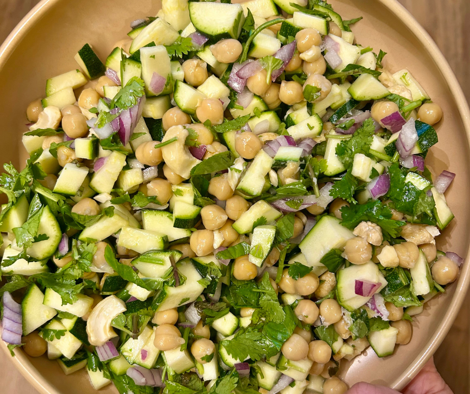 Read more about the article סלט זוקיני חי וגרגרי חומוס